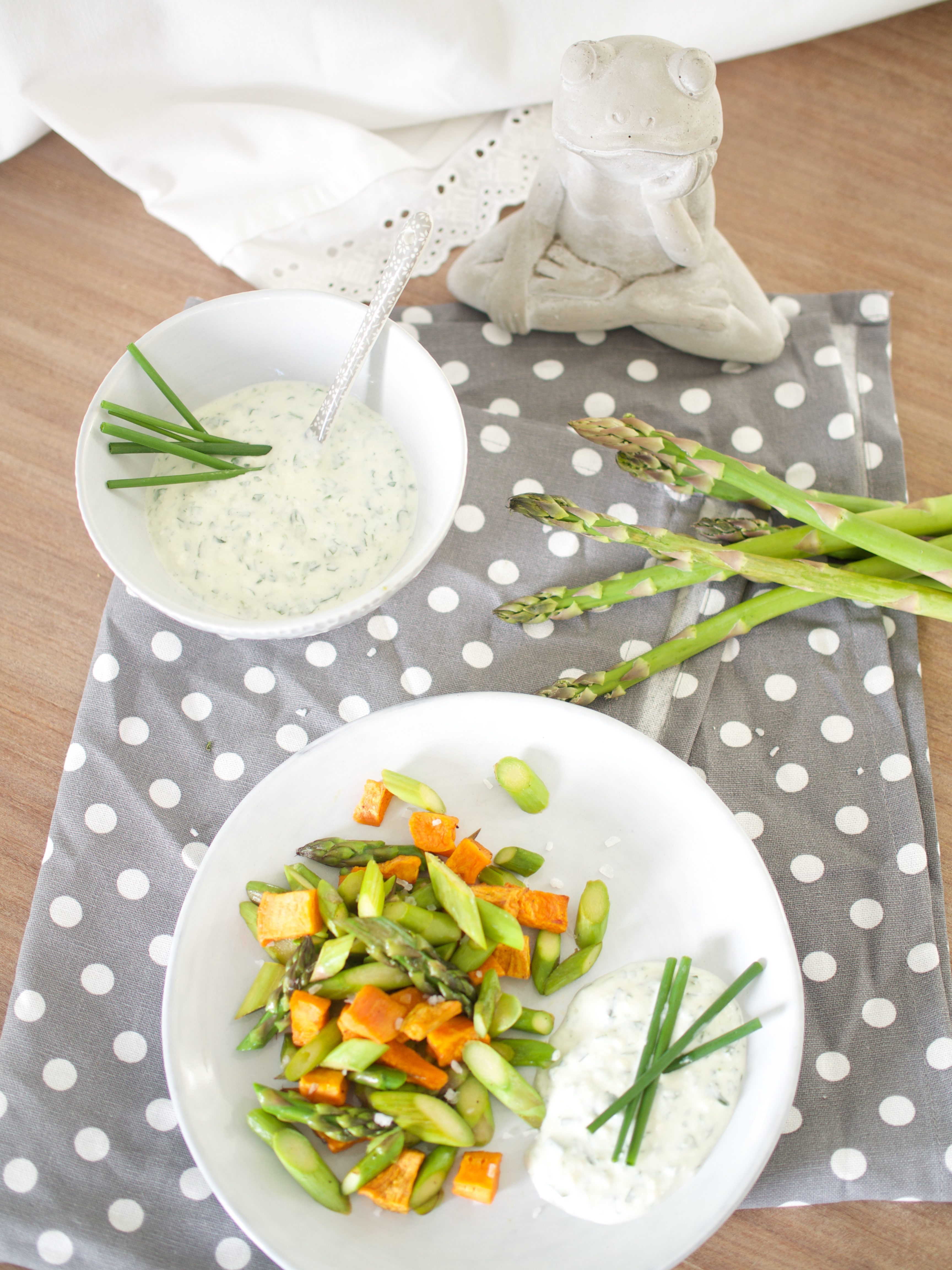 Schnelle, gesunde Rezepte für jeden Tag - grüner Spargel mit Süsskartoffeln und Kräuterquark!