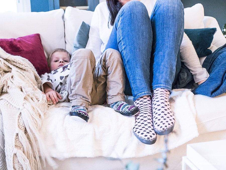 Kuschelalarm im Wohnzimmer und warum bei uns immer Socken verschwinden...Moccis - handgenähte Socken aus Schweden