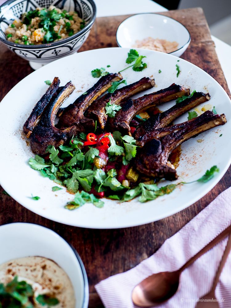 Rezepte die glücklich machen in 30 Minuten: Marokkanische Lammkoteletts mit Couscous, Orangen und Koriander! - Jamie Olivers 15 Minuten Küche!
