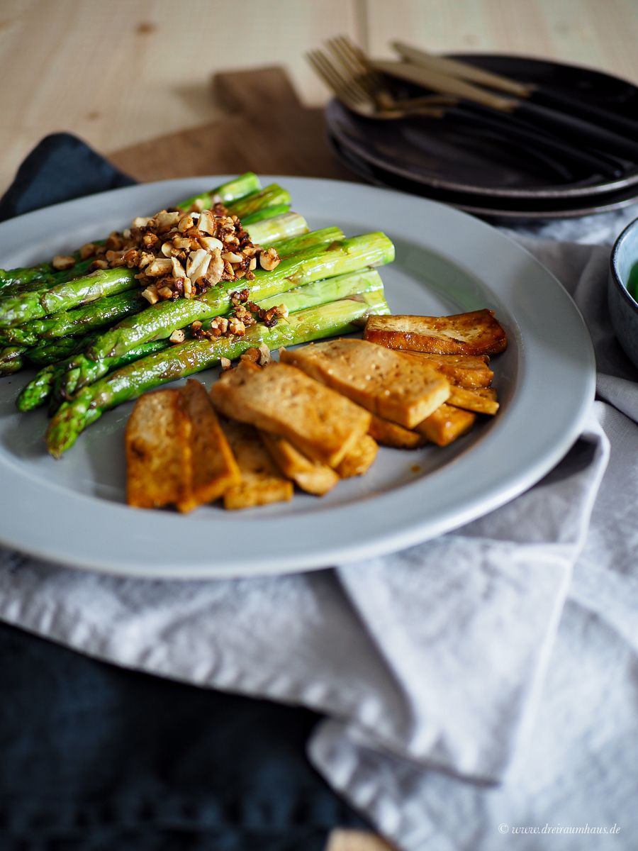 Fix & kalorienarm - Rezepte die glücklich machen: Grüner Spargel mit Tofu, Burrata & Nüssen!