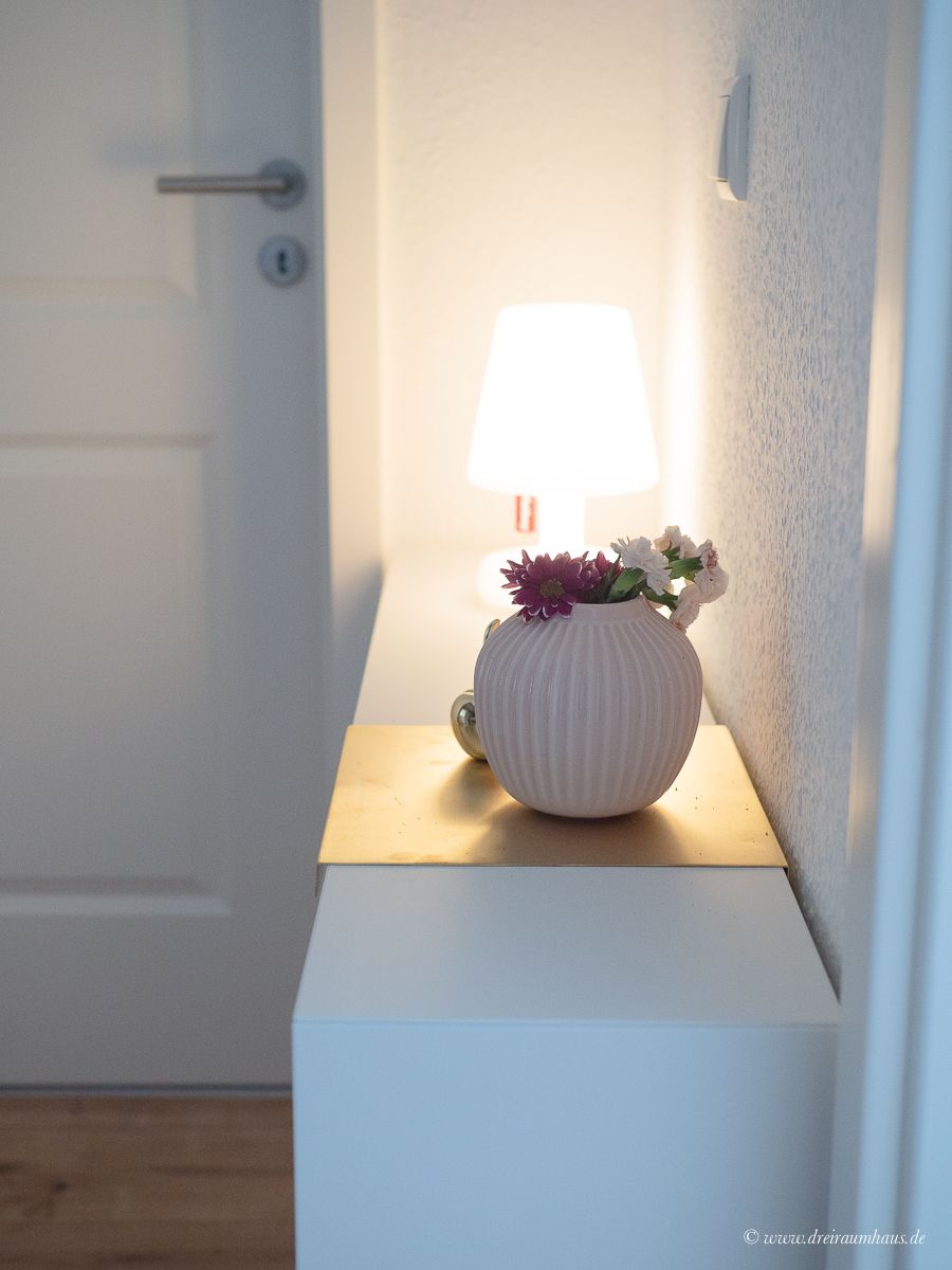 Dekosamstag: Lichtplanung in kleinen Räumen! Die gemeine Tischlampe.....Dekosamstag: Stauraum vs. Luftigkeit im Flur - Möbel und Deko! Ikea Eket!