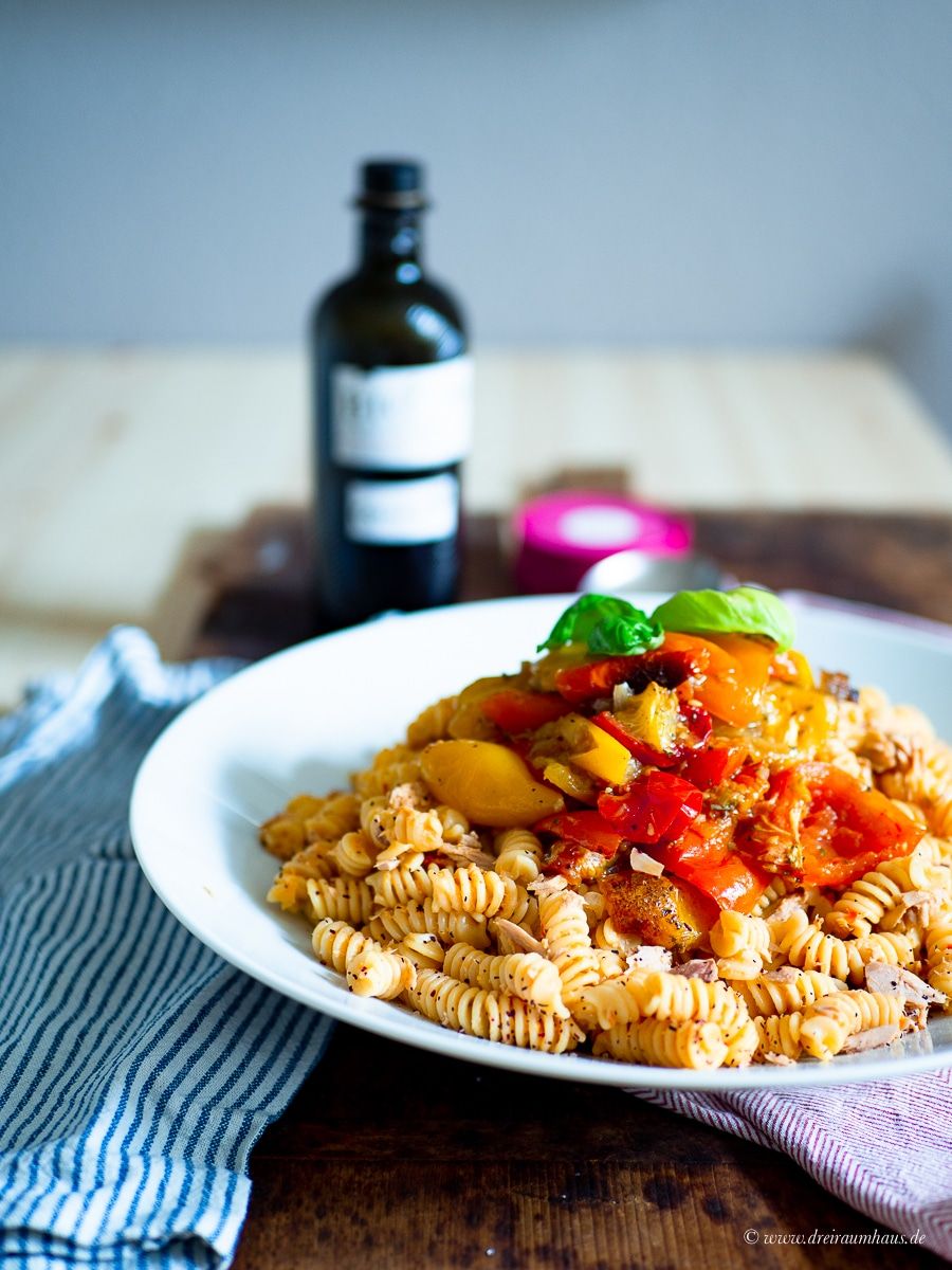 Küchengeflüster für den Alltag: Pasta mit Ofentomaten, Pesto und Thunfisch!