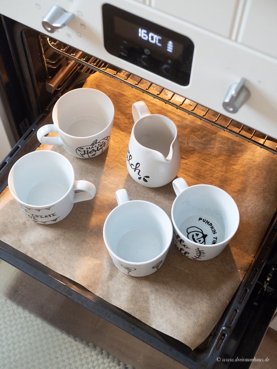 Dekosamstag: DIY IKEA Hack - Lettering auf Tassen oder wie Du Deine Tasse selbst bemalst! Hand Lettering auf Tassen im dreiraumhaus. Personalisierte Geschenkideen.