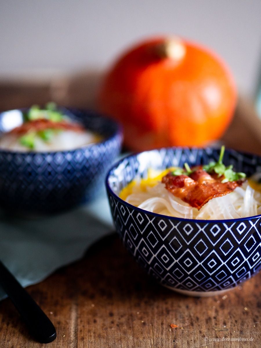Küchengeflüster für den Alltag: Kürbissuppe Asia Style mit Kokosmilch, Ingwer und Glasnudeln!