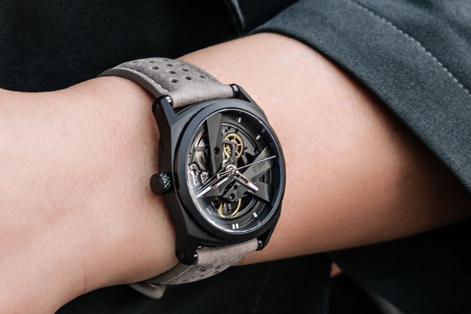 Von der Damenarmbanduhr zur Unisex-Uhr Ursprünglich war das DAY41 Projekt voll und ganz den Frauen gewidmet. Wir haben mit der Zeit festgestellt, dass die Armbanduhr aber auch an den Handgelenken der Männer ein gutes Bild abgibt! Anscheinend verfallen viele Männer der Versuchung, ihren Frauen die Armbanduhr zu stibitzen. :) “Mit unserem Ansatz einer Damenarmbanduhr haben wir eine elegante, geschlechtsneutrale Armbanduhr geschaffen, die alle zu überzeugen weiß.” Ein exklusives Design entgegen aller Traditionen Mechanische Armbanduhren waren traditionsgemäß eine reine Männerdomäne. Die Mitwirkung tausender äußerst kreativer Frauen hat in Form des DAY41 Projekts bewiesen, dass auch Frauen sich für anspruchsvolle, aufwändige, mechanische Designs begeistern können. Im Grunde ist das Gehäuse simpel und elegant, während sowohl die Bandanstöße als auch die gekammerte Struktur der Armbanduhr ein solides, markantes und wiedererkennbares Erscheinungsbild verleihen. Das Openwork-Ziffernblatt wird zur Erweiterung des Uhrwerks und lässt die magische Mechanik sichtbar werden. Quarz oder mechanisches Uhrwerk? Der Großteil aller Damenarmbanduhren verfügt über ein elektronisches (batteriebetriebenes) Quarz-Uhrwerk. Jene Uhrwerke haben den Vorteil, vergleichsweise günstig und klein zu sein, wobei die Batterien jedoch ein Problem für die Umwelt darstellen. Außerdem fehlt es solchen Uhrwerken an der Magie und Schönheit ihres mechanischen Pendants. „Ein mechanisches Uhrwerk hat dieses gewisse Extra, das die Zeit so magisch macht.”