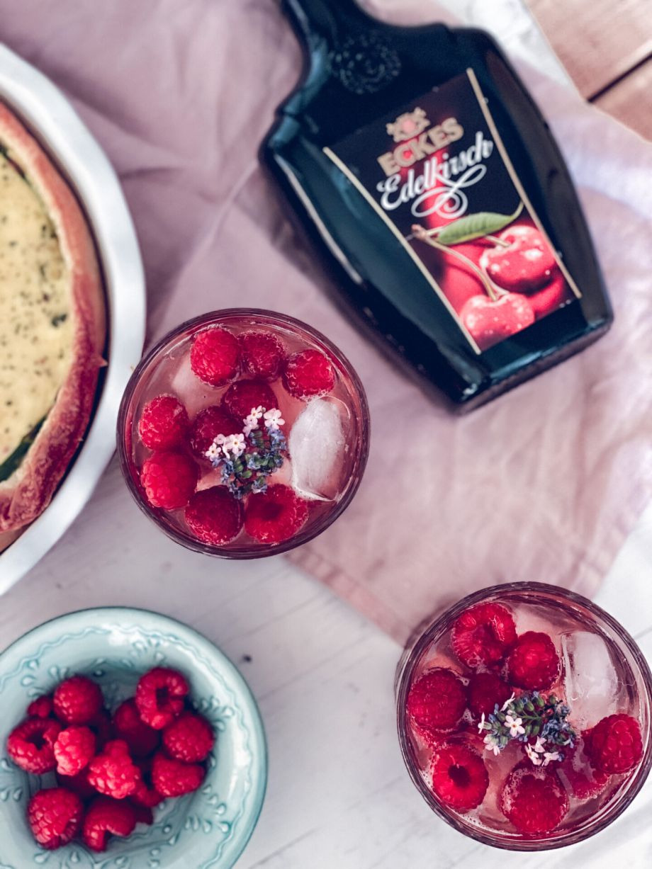 Muttertag mit Kirschlikör Gin Tonic, einer Lachs-Spargel-Quiche und Kirschblüten Freebies zum Download...