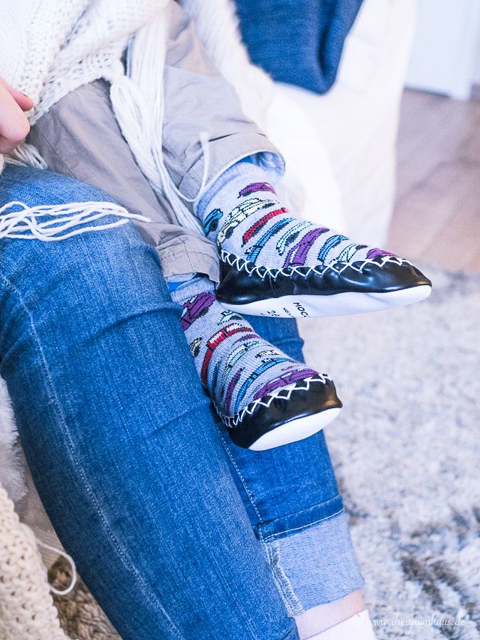 Kuschelalarm im Wohnzimmer und warum bei uns immer Socken verschwinden...Moccis - handgenähte Socken aus Schweden