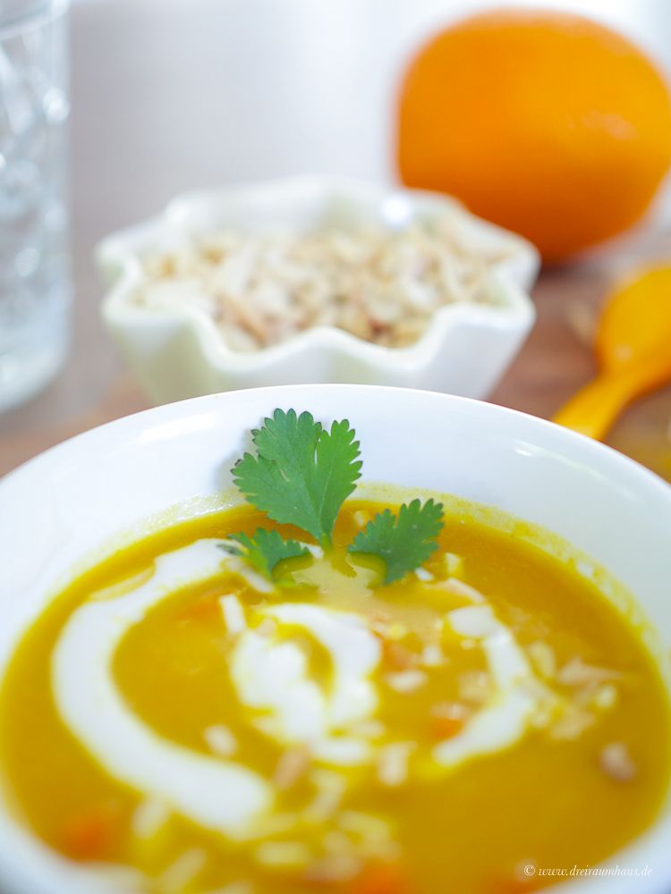 Gesunde Ernährung: Ein Rezept für die leckerste Möhrensuppe mit Orangen, etwas Curry und ganz viel Wärme und Wohlfühlgefühl!