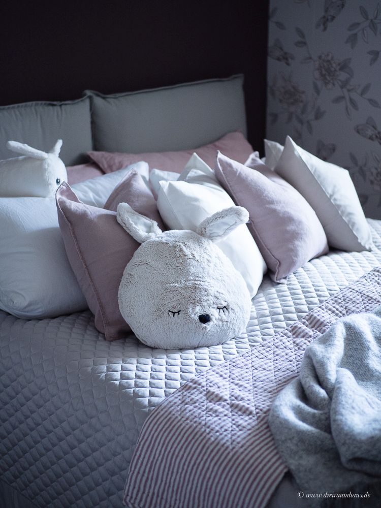 Wie fühlt es sich an...nach 18 Jahren Ehe wieder Single zu sein? Ein Bett...nur für mich...ein Hase, zwei Hasen und rosa Kissen...Royfort Bettwäsche und Dekokissen und Kuscheldecken von H&M Home.