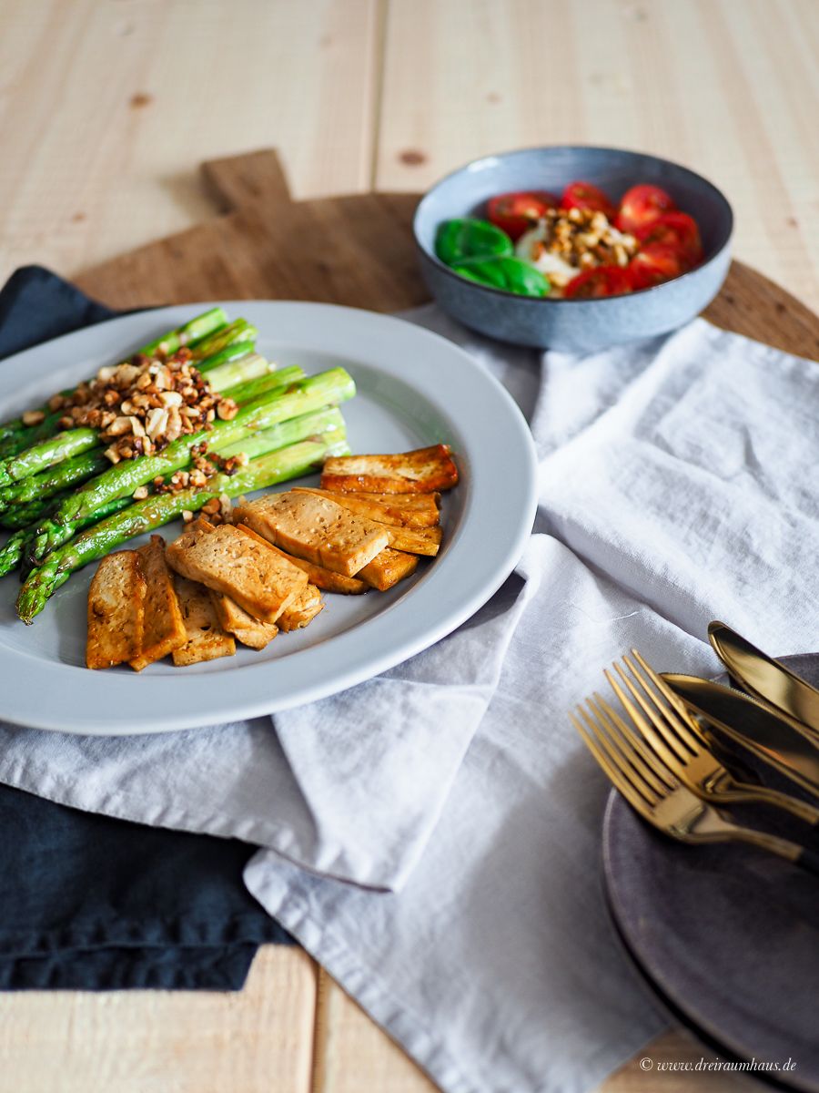 Fix & kalorienarm - Rezepte die glÃ¼cklich machen: GrÃ¼ner Spargel mit Tofu, Burrata & NÃ¼ssen!