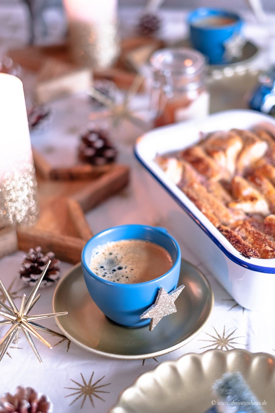 Ein sÃ¼ÃŸes Faltenbrot, ein weihnachtliches Deko DIY mit Tassen und SprÃ¼hfarbe und eine festliche Kaffeetafel! Mit EILLES KAFFEE von Darboven!